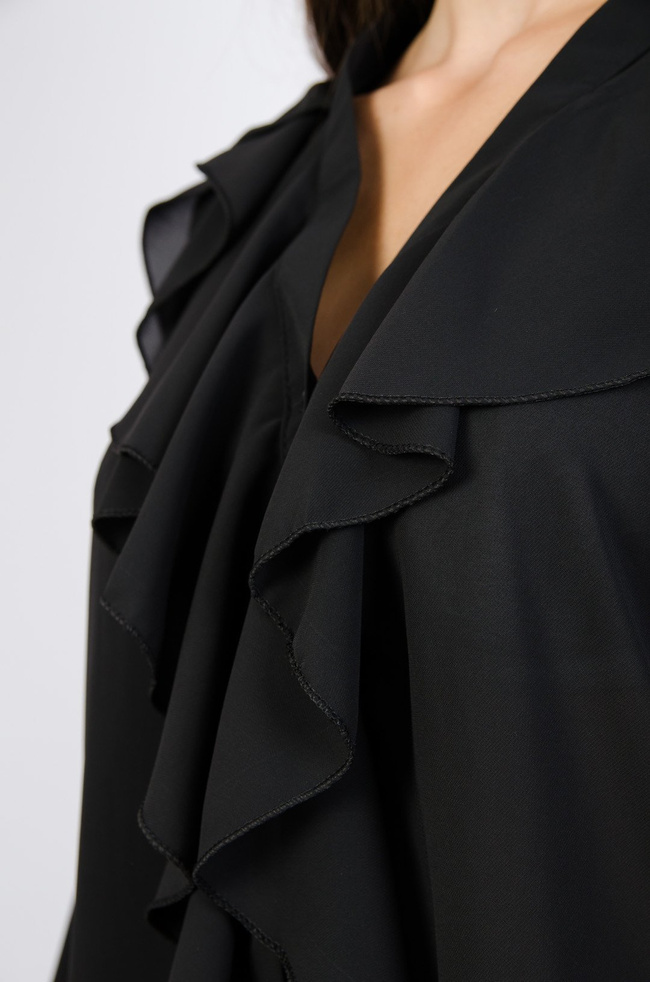 Czarna bluzka z żabotem oraz falbaną na rękawach