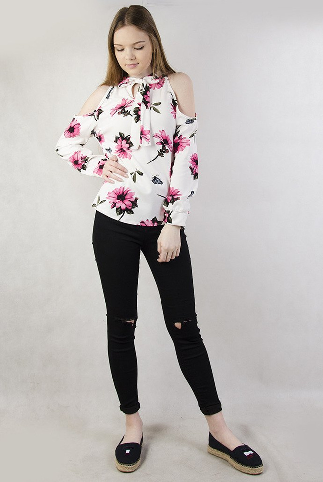 Biała bluzka w kwiaty z odkrytymi ramionami 