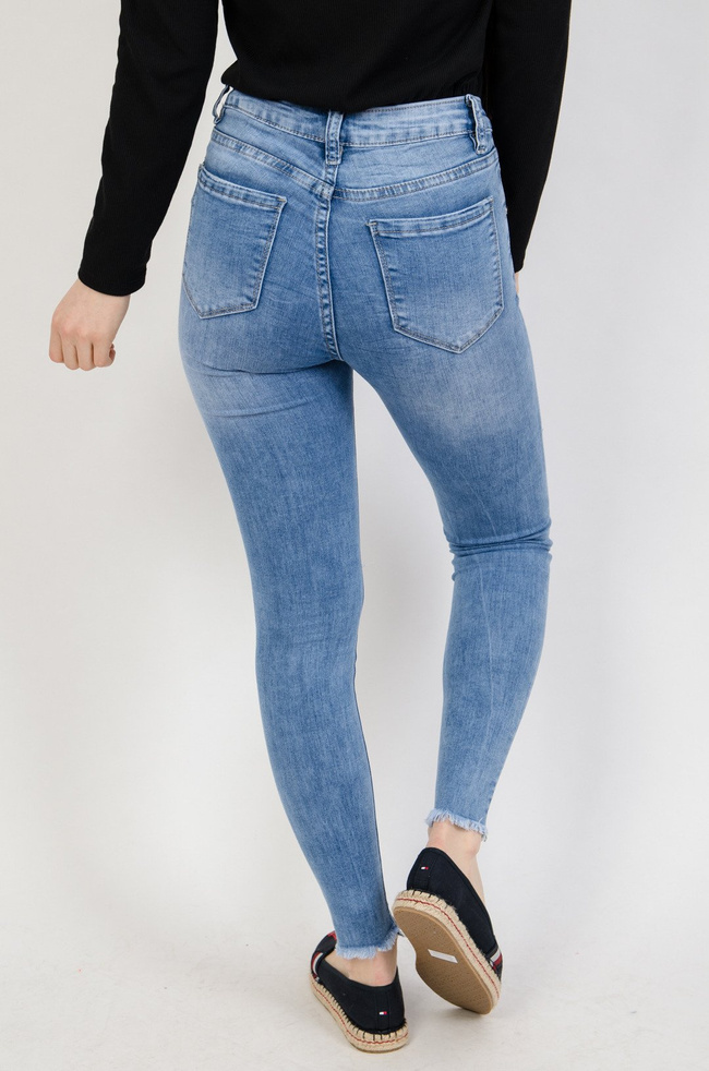 Jasne spodnie jeansowe z dziurami