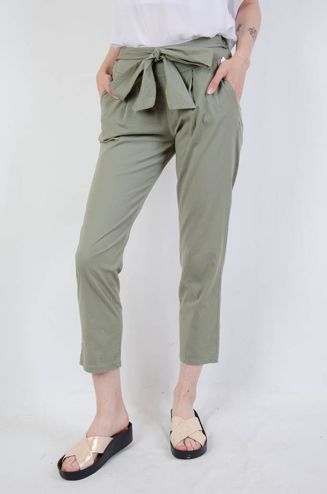 Zielone materiałowe spodnie z wiązaniem w pasie