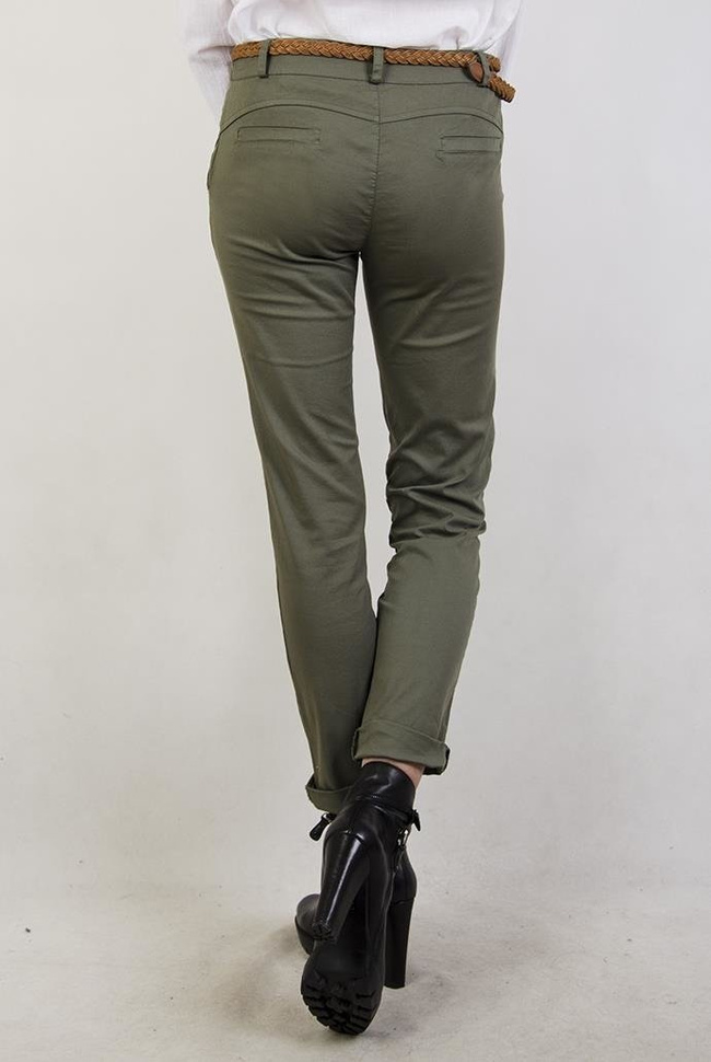 Zielone spodnie materiałowe z brązowym paskiem