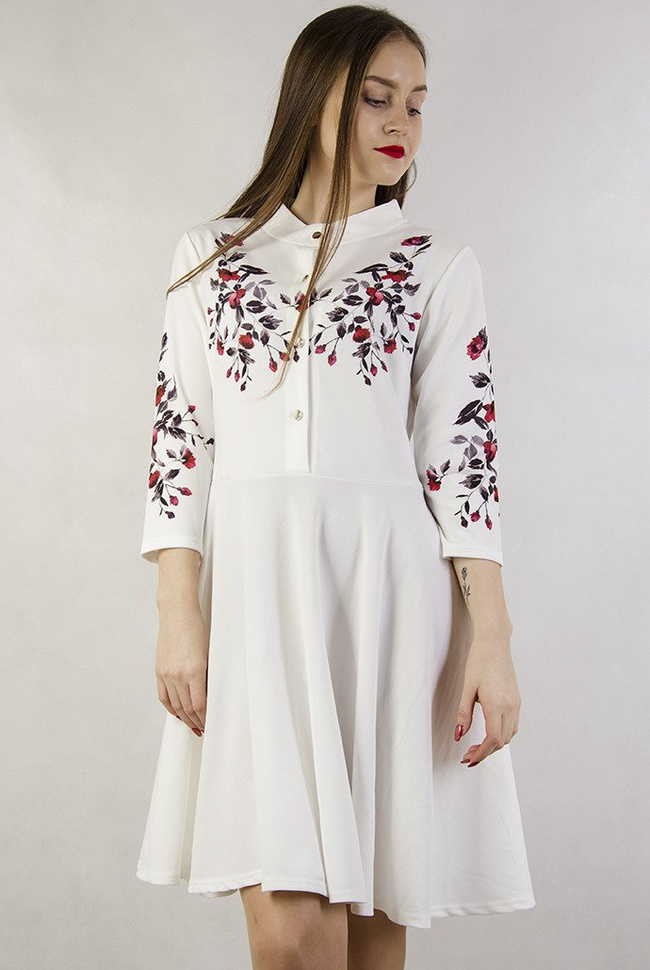 Biała sukienka z kwiatami