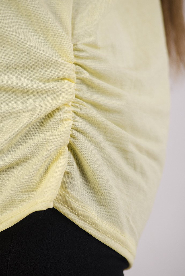 Żółta bluzka z wycięciem na plecach oraz koralikami na ramionach