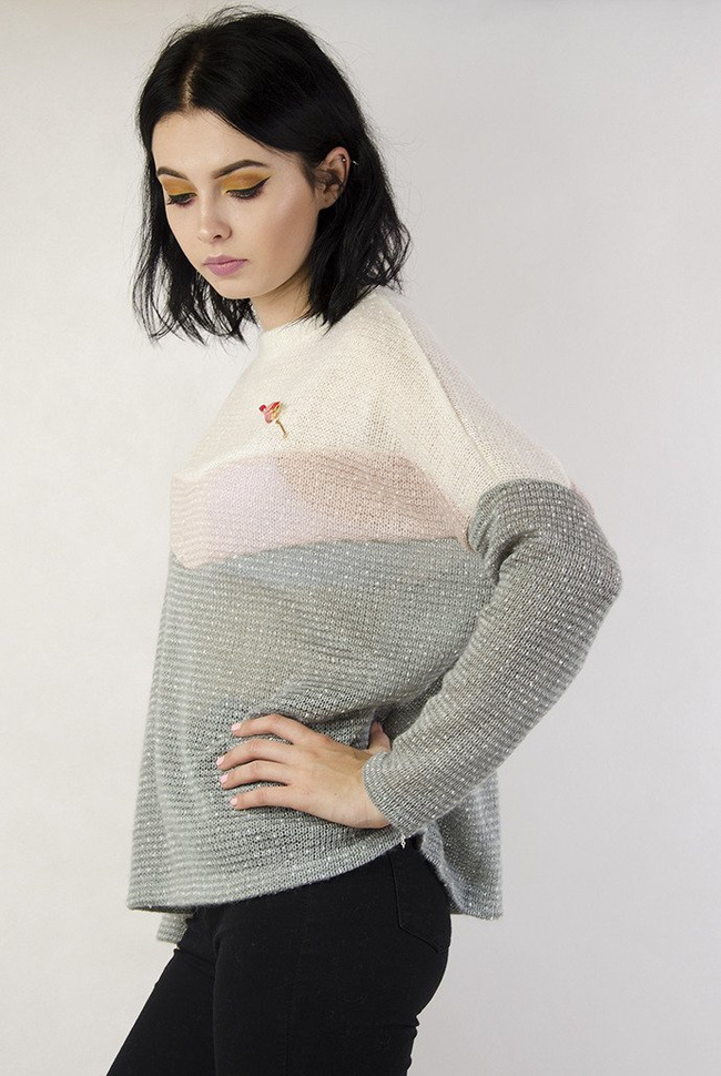 Trzykolorowy sweterek z przypinką flamingiem