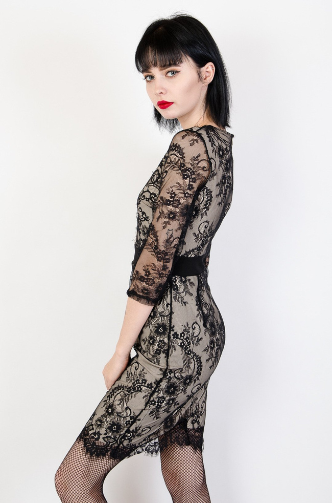 Przylegająca koronkowa beżowo-czarna sukienka