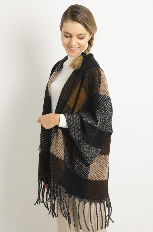 CZARNA NARZUTA W KRATĘ Z FRĘDZLAMI- PONCZO