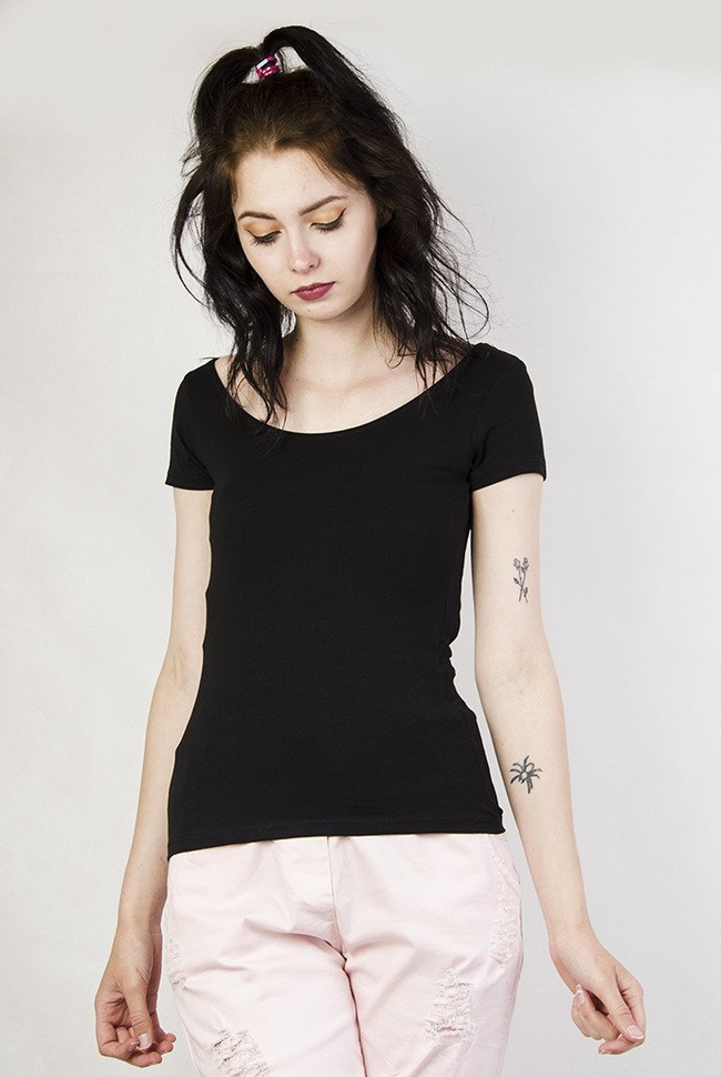 Czarna bluzka z dekoltem w łódkę oraz wycięciem na plecach