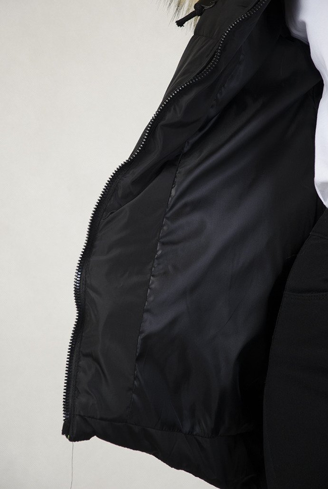 Czarna asymetryczna kurtka z pikowaniem oraz futerkiem przy kapturze