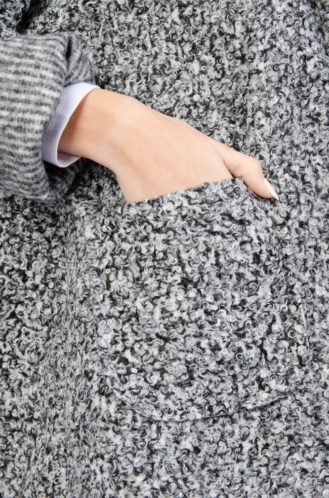 Ciemnoszary przejściowy płaszcz z asymetrycznym dołem