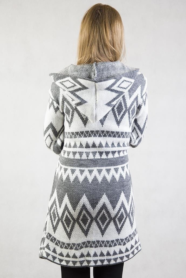 Szary sweterek w romby