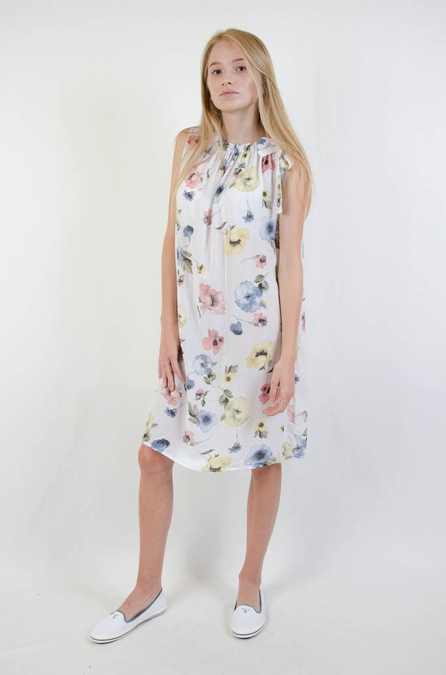 Biała sukienka w kwiaty z wiązaniem