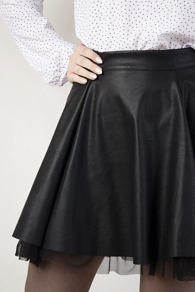 Skórkowa rozkloszowana spódnica w kolorze czarnym z dodatkiem tiulu