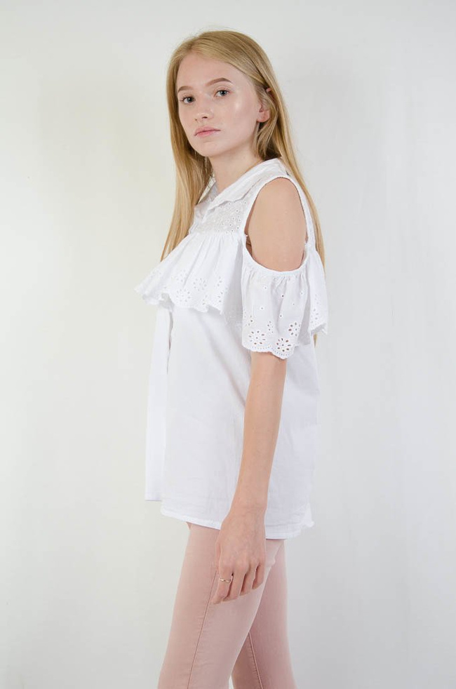 Biała bluzka z kołnierzykiem oraz odkrytymi ramionami