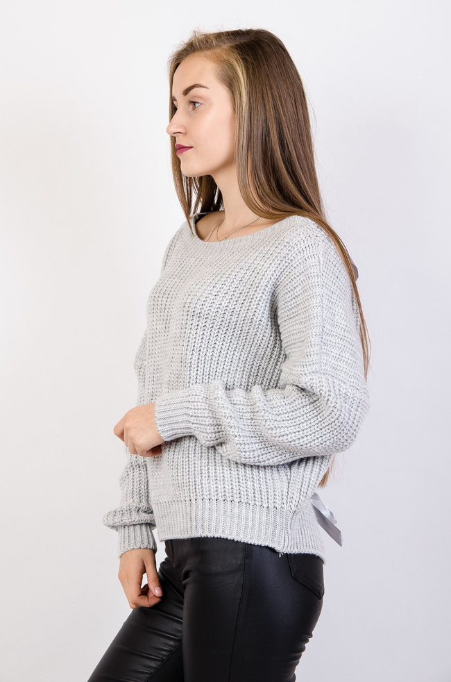 Szary sweter wiązany na plecach
