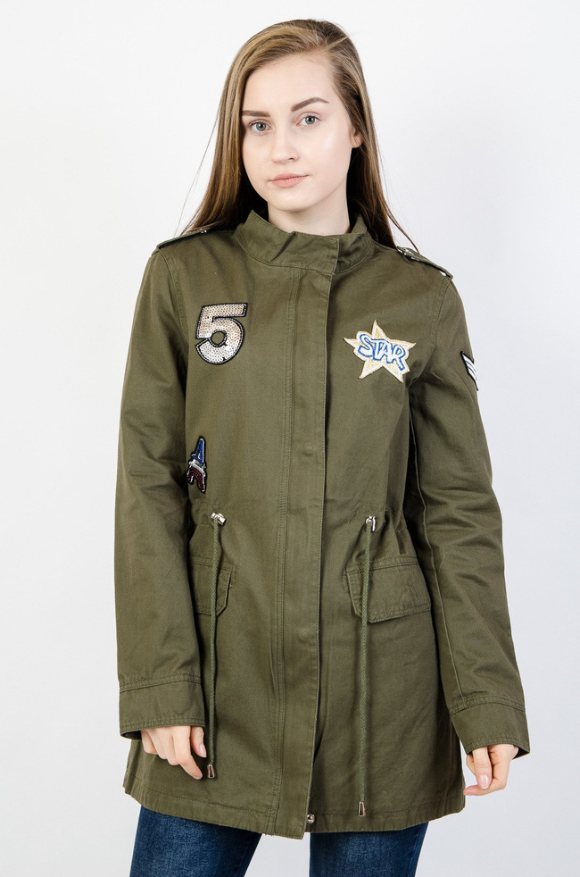 Kurtka przejściowa z napisem z tyłu