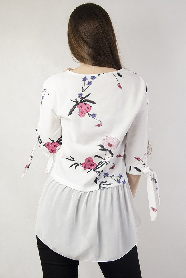 Biała bluzka w kolorowe kwiaty