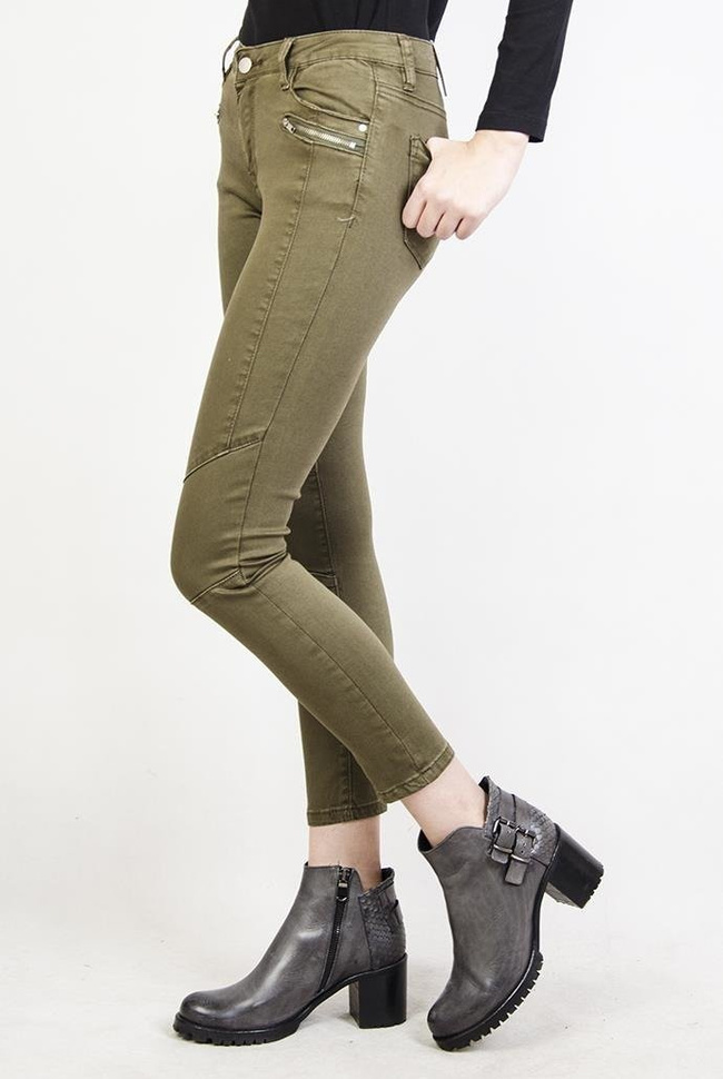 Zielone spodnie rurki jeansowe z zamkami i przeszyciami
