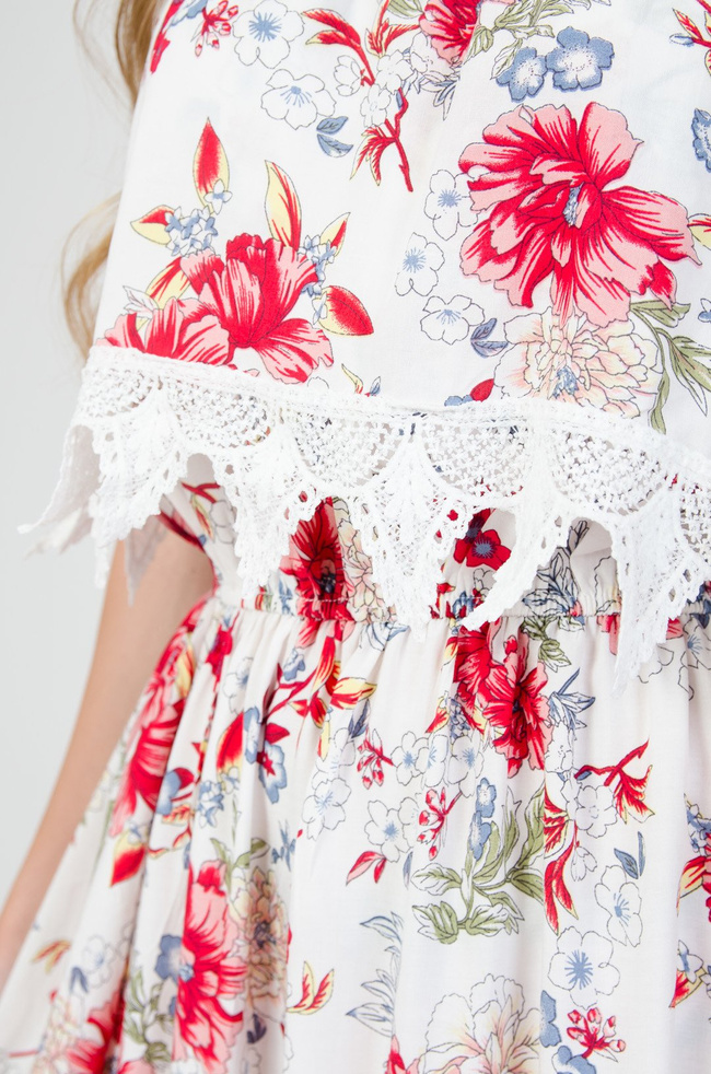 Biała sukienka hiszpanka w kwiaty