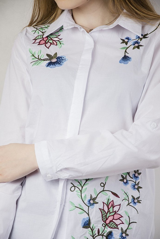 Biała koszula z haftami
