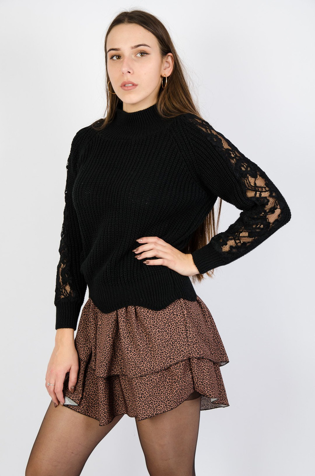 Czarny sweter z półgolfem oraz koronką na rękawach