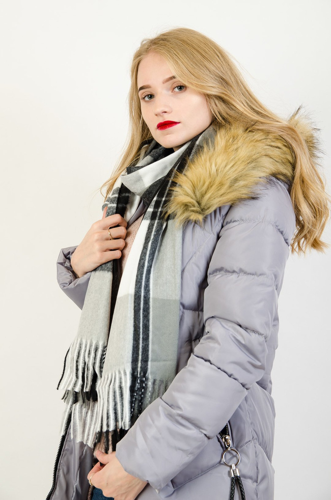 Czarny szalik w kratę