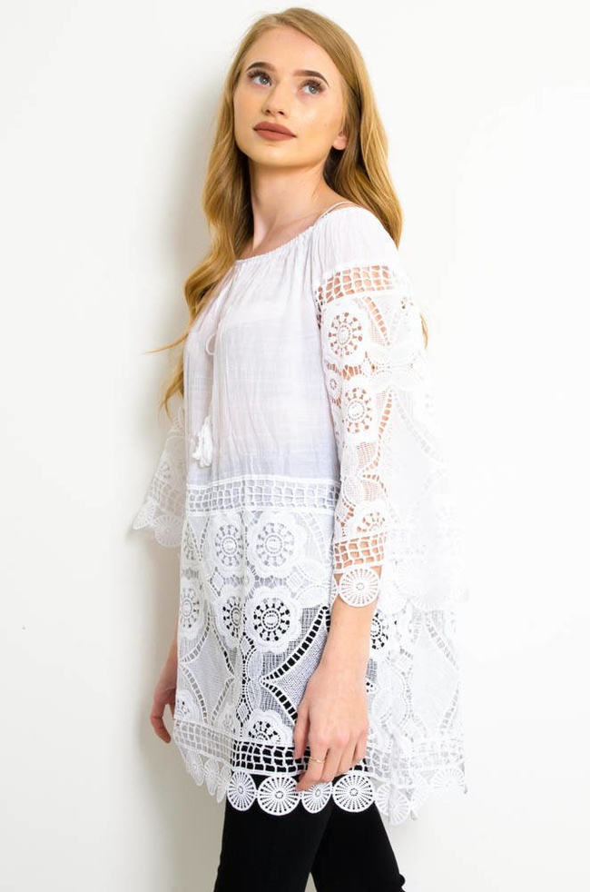 BIAŁA LUŹNA BLUZKA Z AŻUROWYMI WSTAWKAMI-WIĄZANA W DEKOLCIE