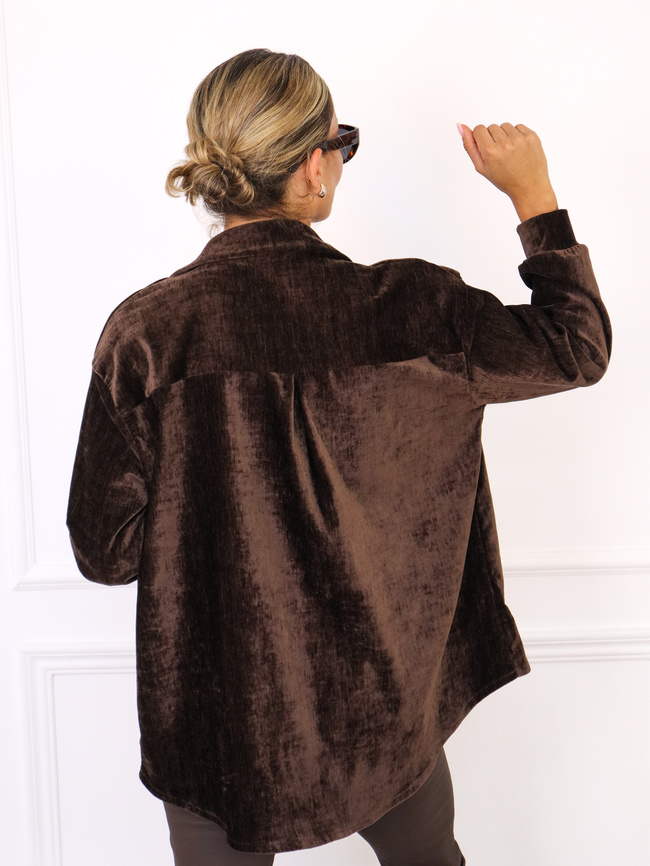 KOSZULA Z GRUBSZEGO WELURU Z KIESZENIAMI- CIEMNY BRĄZ