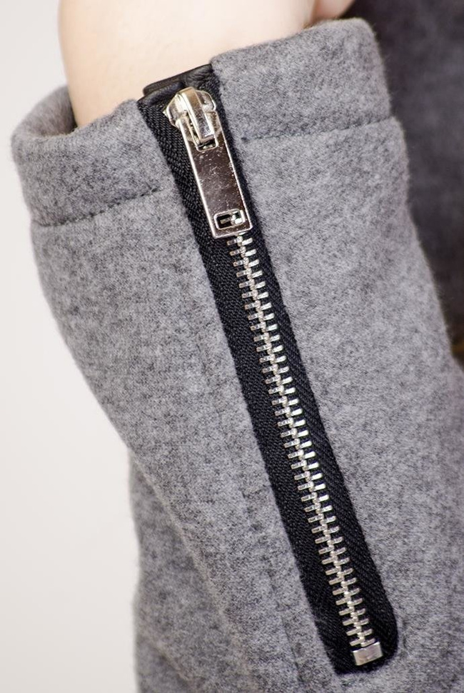 Ciemno-szary płaszcz wiosenny ze skórkowymi wstawkami