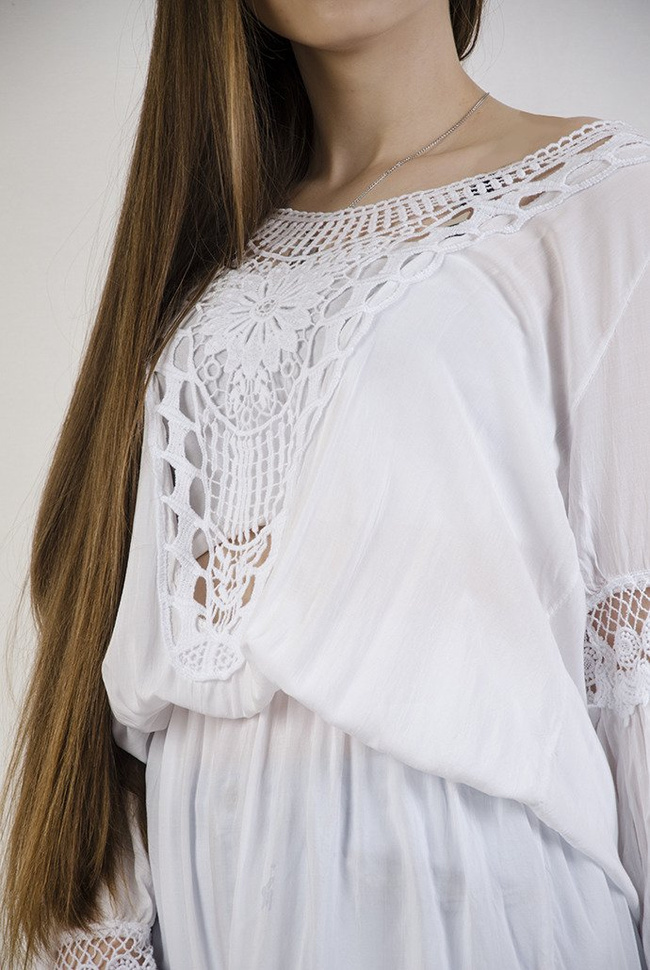 Biała zwiewna sukienka z ażurowym wykończeniem
