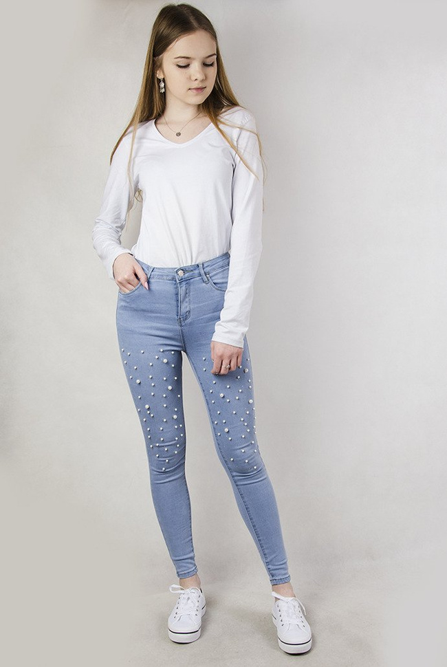 Jasne spodnie jeansowe z koralikami oraz cyrkoniami