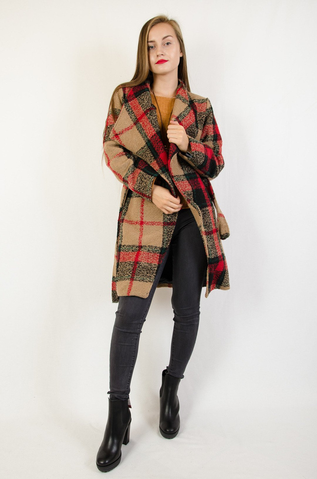 Beżowy płaszcz w kratę, z wiązaniem w pasie oraz guzikiem przy szyi