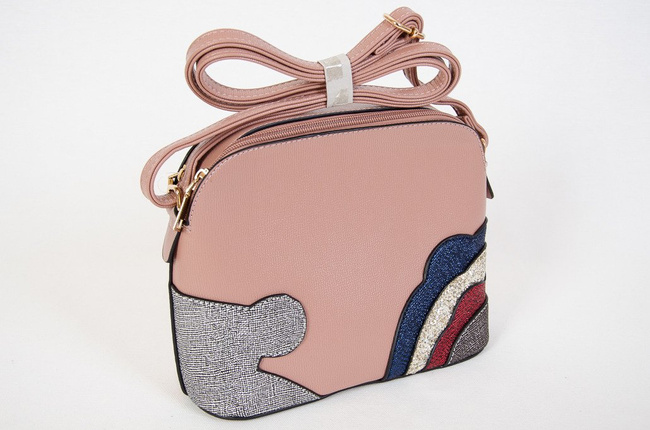 Różowa torebka z błyszczącymi aplikacjami