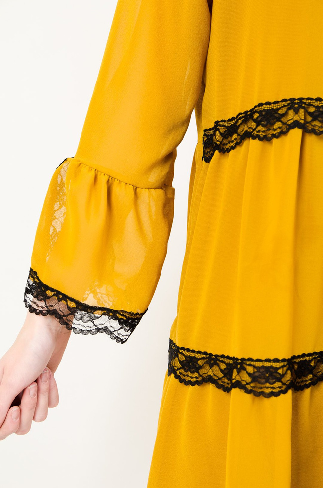 Musztardowa sukienka delikatnie rozszerzana z koronką