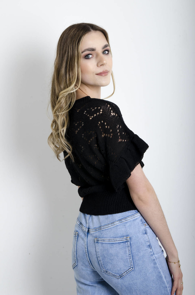 SWETEREK W SERDUSZKA AŻUROWY Z FALBANAMI PRZY RĘKAWACH- CZARNY