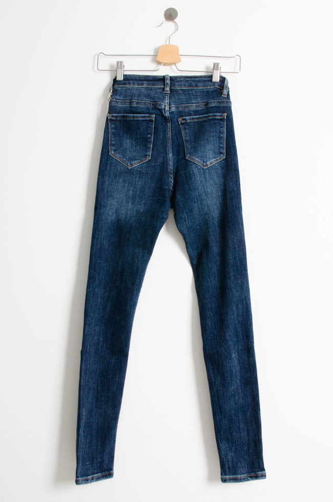 CIEMNE SPODNIE JEANSOWE Z PRZYPINKĄ-WYSOKI STAN