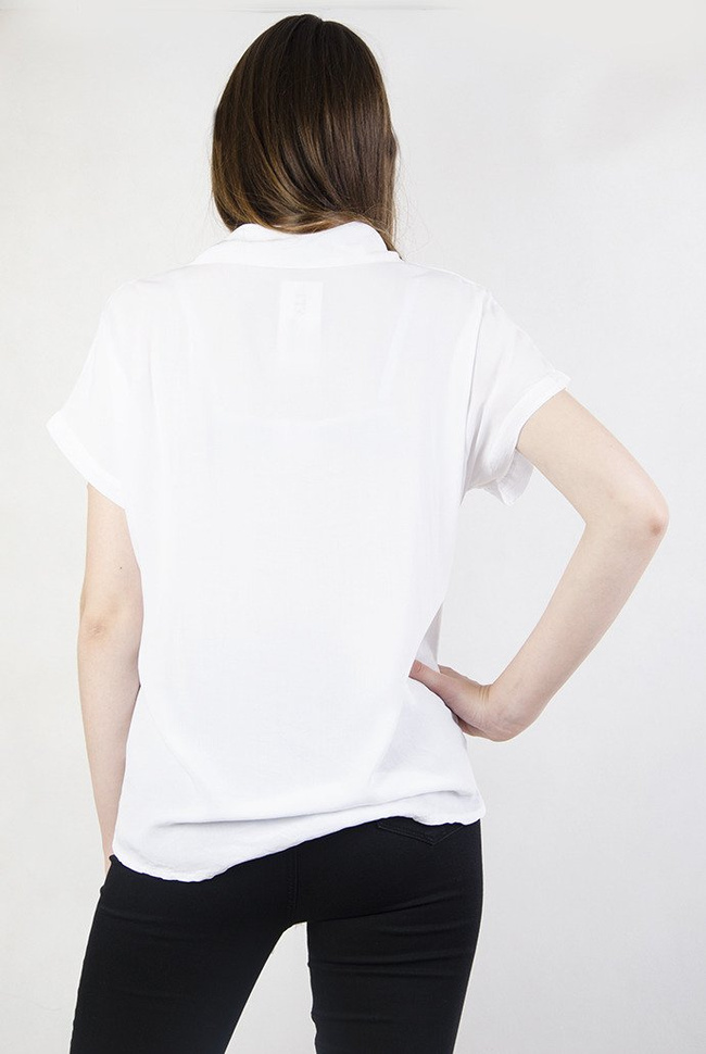 Biała koszula z wiązaniem na dole