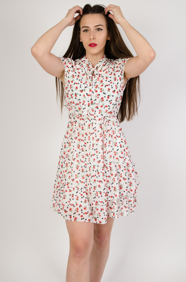 Biała sukienka w czerwone kwiatki z gumą w pasie
