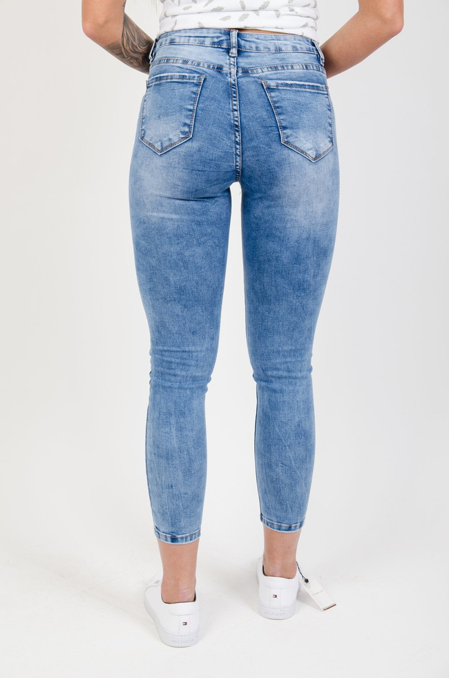 Jasne spodnie jeansowe z delikatnymi przetarciami