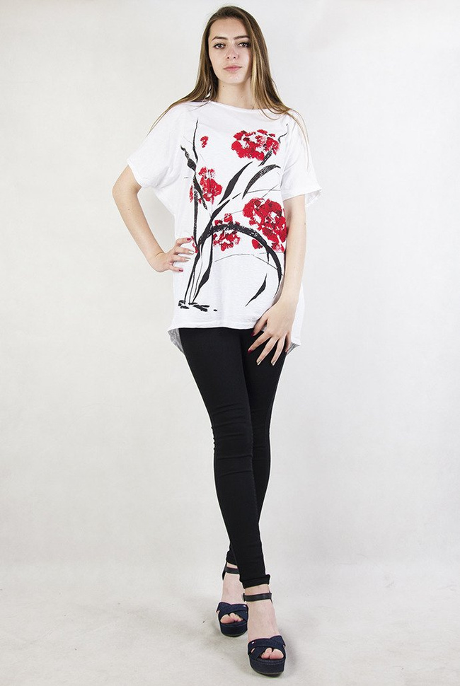 Biała, asymetryczna bluzka z czerwonymi akcentami