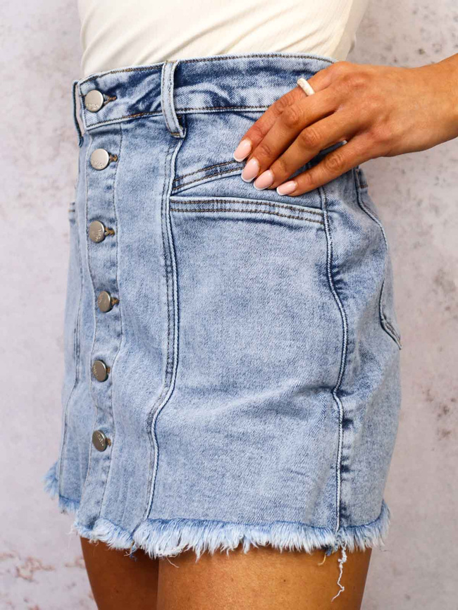 JEANSOWE SPÓDNICO-SPODENKI Z PRZESZYCIAMI ZAPINANE NA GUZIKI