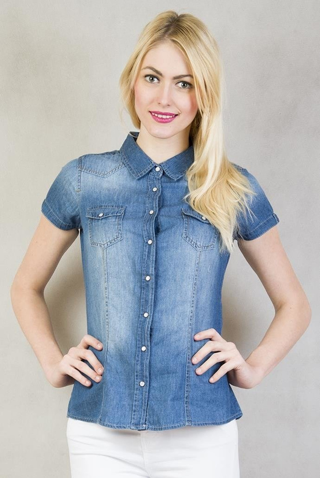 Jasno-niebieska koszula jeansowa