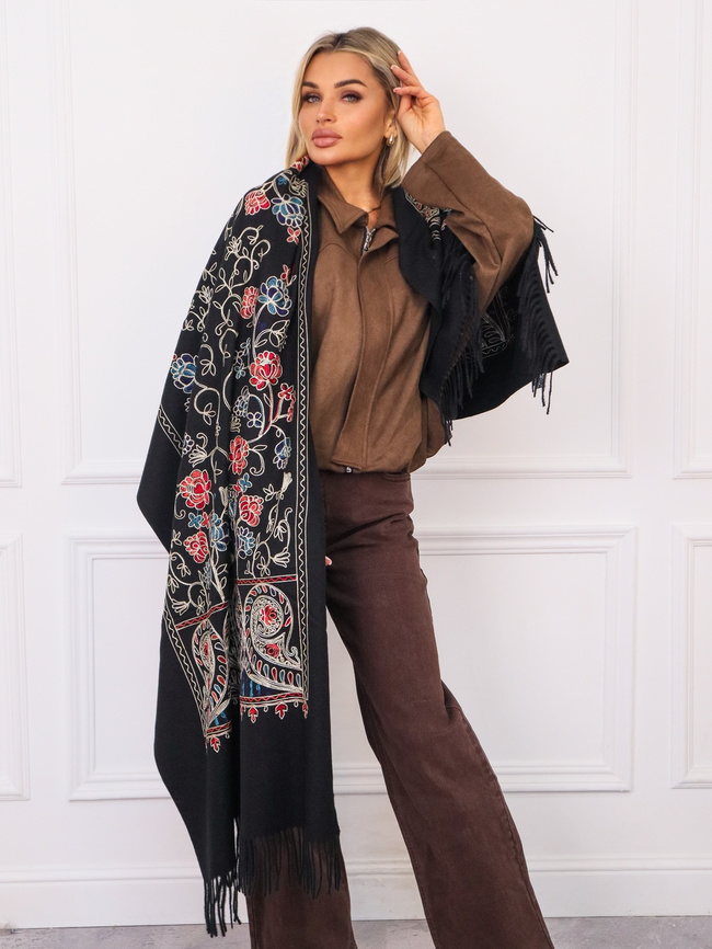 SZAL DZIANINOWY Z HAFTEM KWIATOWYM I FRĘDZLAMI- CZARNY
