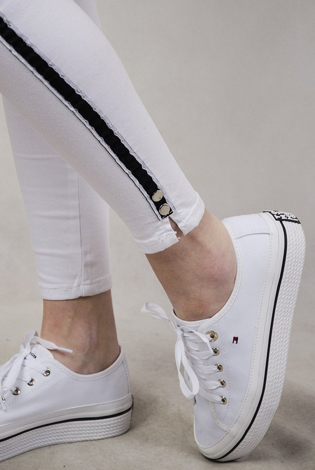 Białe spodnie z wysokim stanem i lampasami