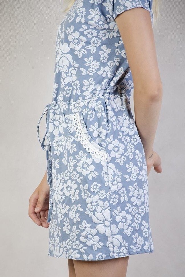 Niebieska sukienka w kwiaty z ozdobnym haftem na plecach