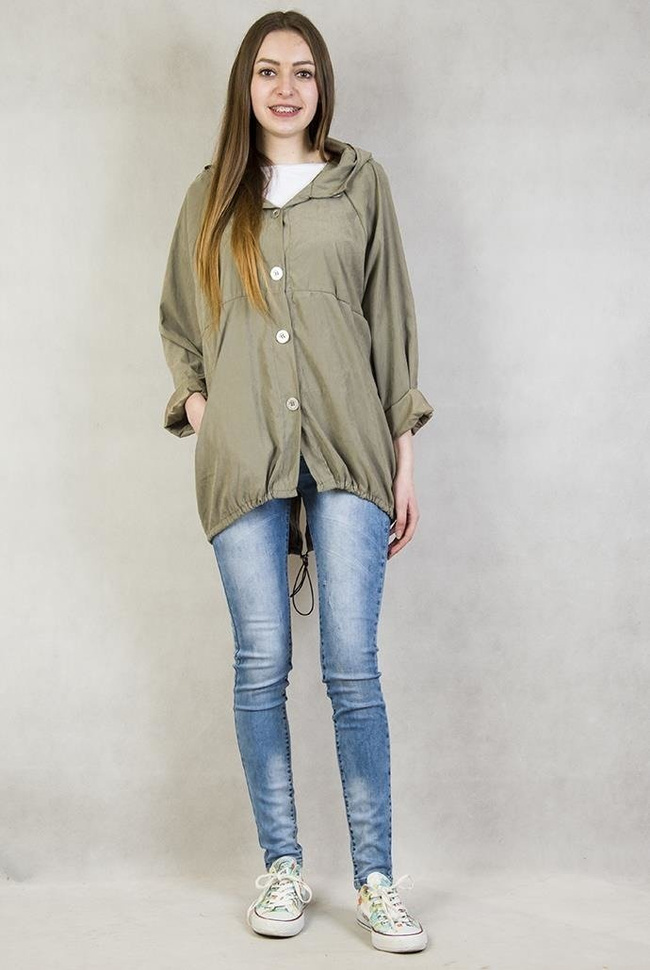 Zielona narzutka zapinana na guziki