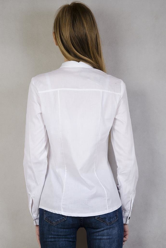 Biała koszula z czarnymi guzikami