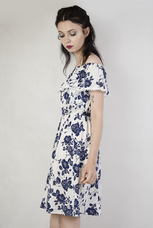 Biała sukienka z hiszpańskim dekoltem