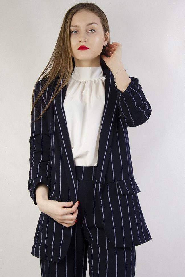 Granatowa marynarka w prążki z marszczonymi rękawami