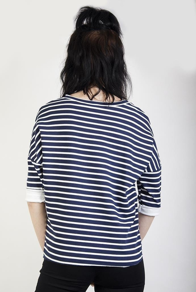 Bluzka w biało-granatowe paski, z nadrukiem