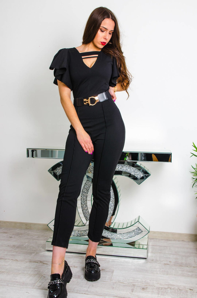 CZARNY KOMBINEZON Z FALBANĄ W RAMIONACH-WYCIĘCIE W DEKOLCIE I PLECACH " V"